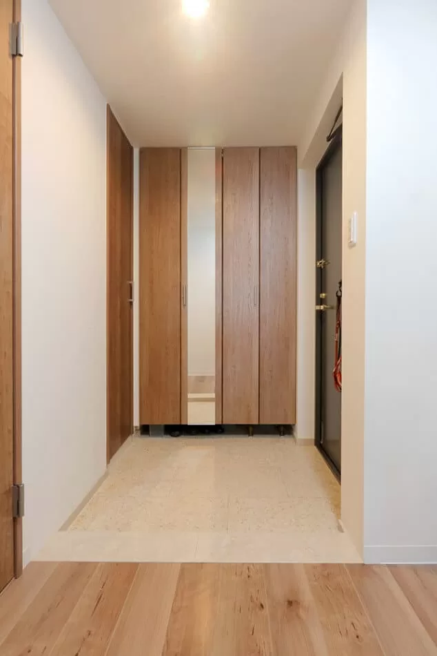 玄関には、床から天井の高さまである収納スペースを確保。玄関まわりをスッキリと保つことができる