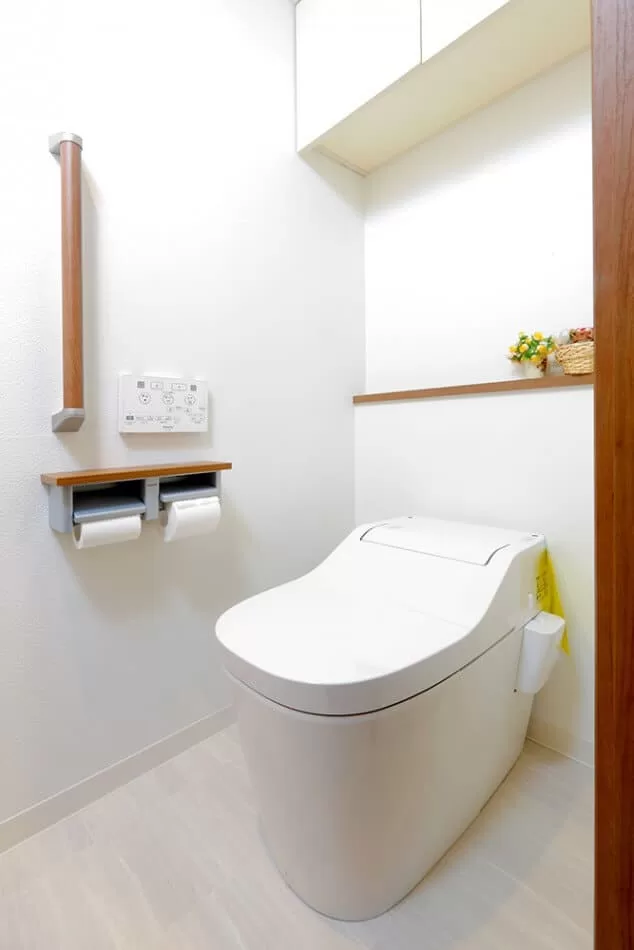 木の色と白色で仕上げた、シンプルで清潔感のあるトイレ