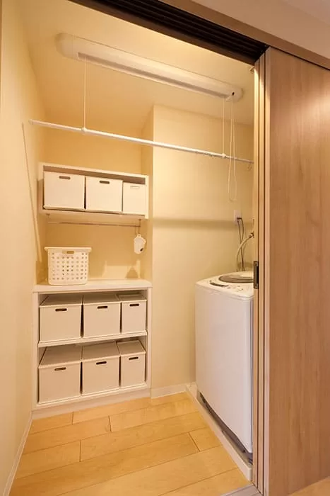 スペースのやりくりで収納を設け、想像以上に使いやすくなった洗濯室
