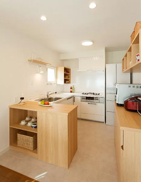 明るく開放的なキッチンは、作業スペースが広いL字型を選択