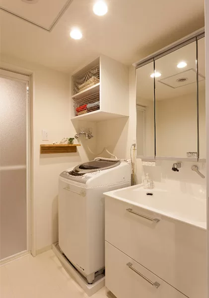 タオルなどが置ける造作の吊り棚や、洗濯機横のちょっとしたものが置ける小さな棚も便利