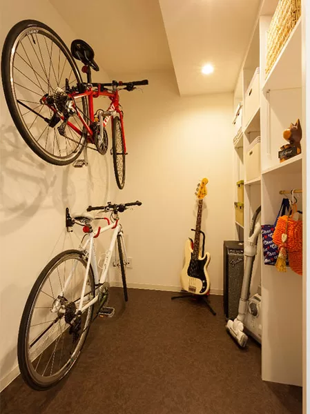ご夫妻それぞれの自転車が置ける玄関横の収納室。自転車以外にも様々な物を置く場所として役立っている