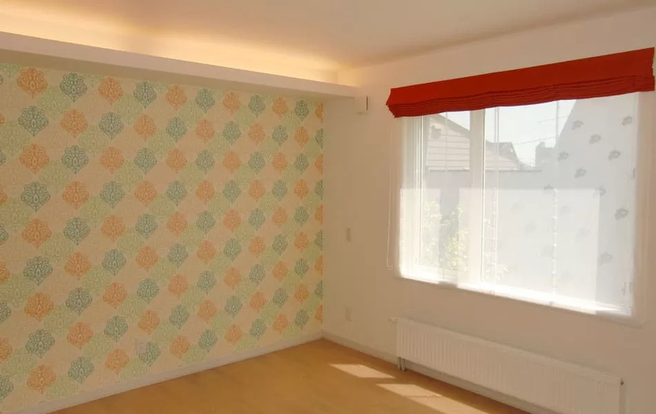 札幌市の新築戸建K様邸のアクセントの壁紙がある寝室画像