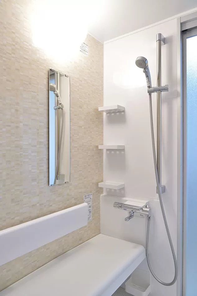 浴室は、ベンチ付きのユニットバスを採用。腰掛けながらシャワーを浴びることができる