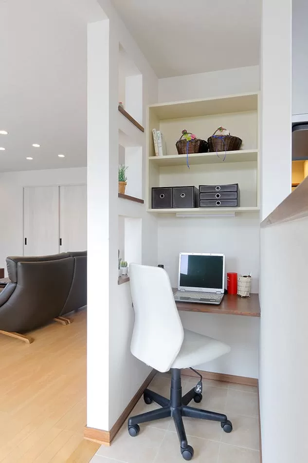 キッチンとリビングの間には家事スペースを設けて、デッドスペースを有効利用。壁の開口が圧迫感を軽減し、飾り棚としても活躍