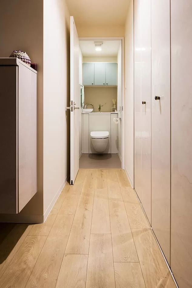 トイレは、節水と掃除のしやすさを考えて最新の設備に交換。収納一体型を採用して、省スペースやお掃除のしやすさにも配慮