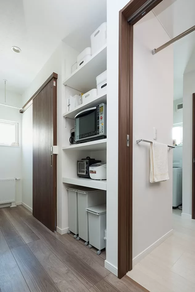 札幌市実家二世帯リフォームI様使い勝手のよい収納は、洗面台の真正面でトイレの横という複数の動線上にある便利な場所に配置