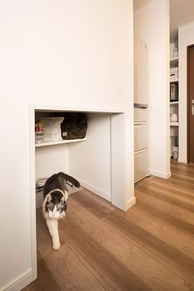 札幌市実家二世帯リフォームI様邸猫の食事スペースとグッズの収納棚を造作。上部は寝室側の仏壇スペース