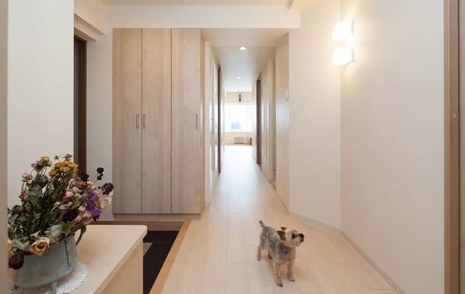 廊下とLDKの床材は、愛犬との暮らしのために、においも染み込まないペット仕様を選択