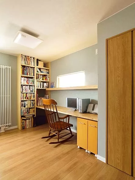 2階の書斎にも本棚を造作。新築から四半世紀を経て実現した書斎はご主人のお気に入り